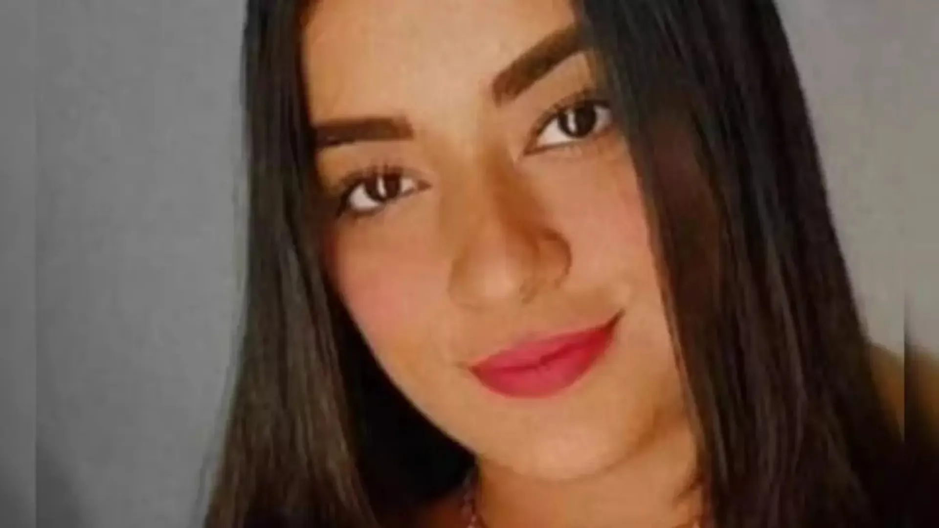 Laudo nega choque e polícia prende amiga de jovem achada morta em piscina