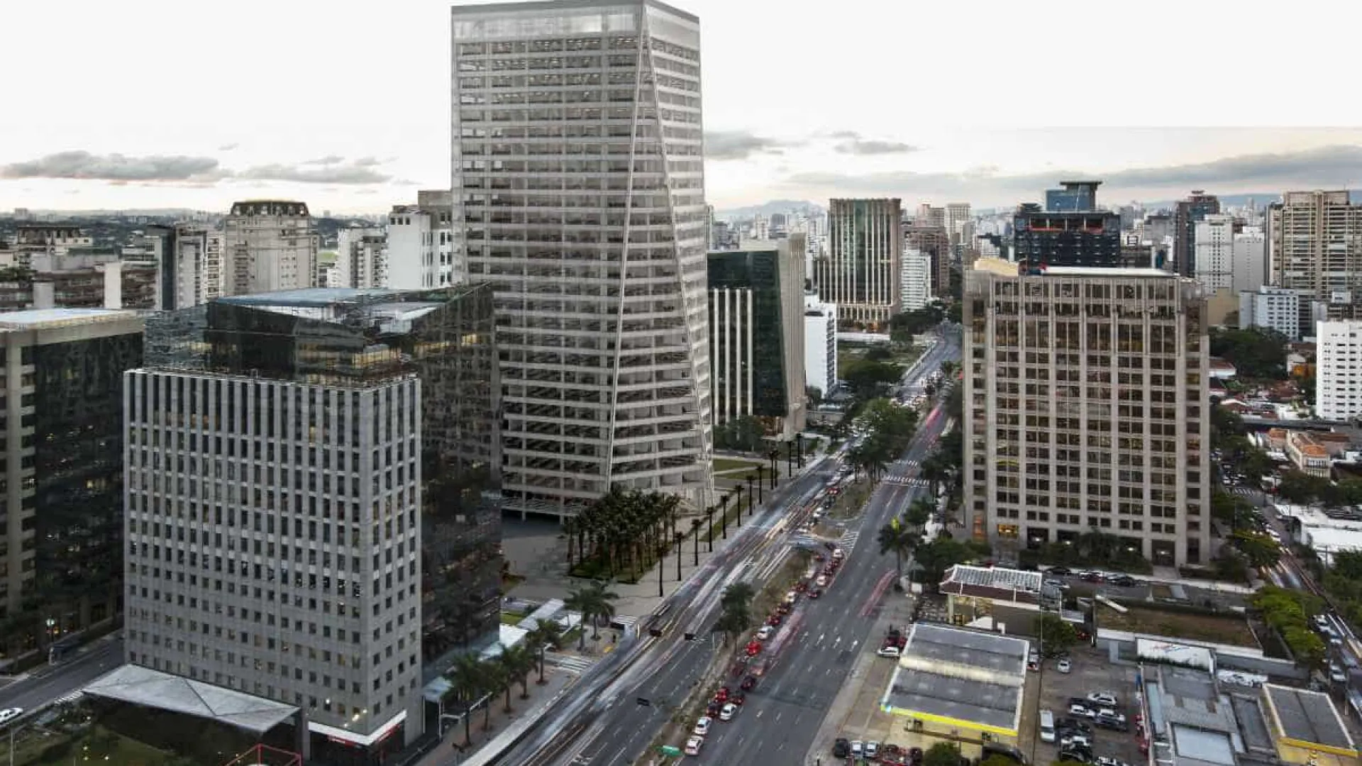 Prédio símbolo da ascensão da região da Faria Lima retoma tradição de Ano-Novo em SP