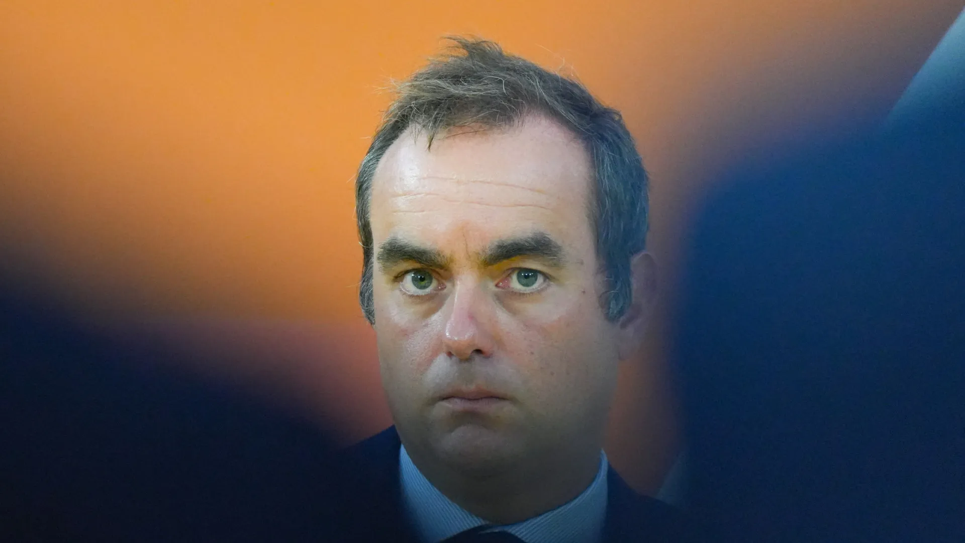 Premiê da França sobrevive a 2 votações no Parlamento que visavam derrubá-lo