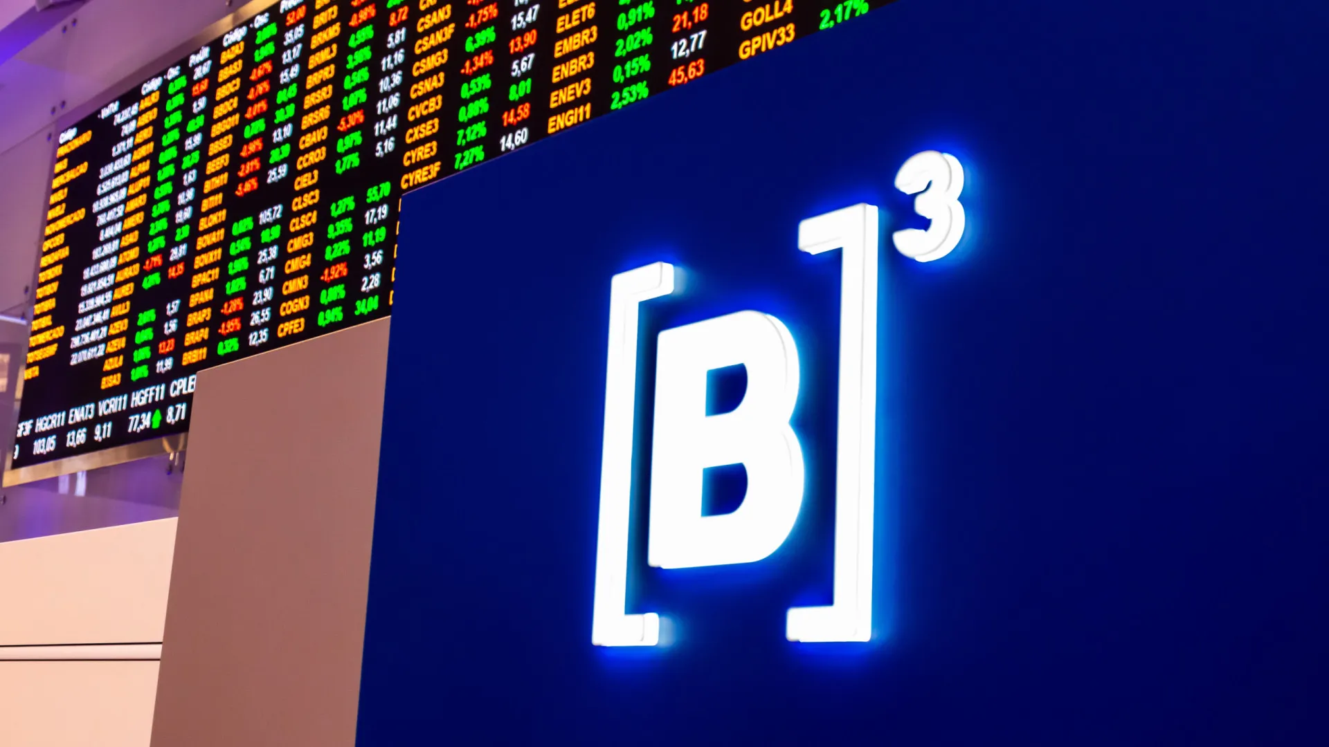 Queda da Selic no radar em março reforça apetite e Ibovespa vai a inéditos 186 mil pontos