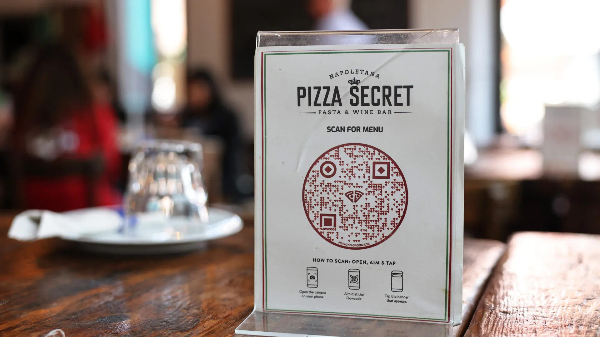 Tarcísio veta obrigatoriedade de cardápio de papel em restaurantes de SP