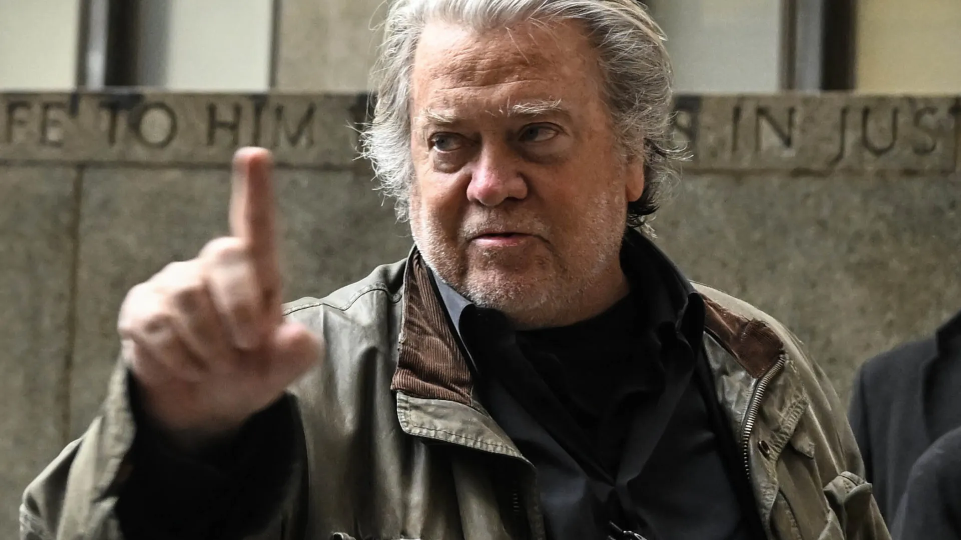Bolsonaro é citado por Steve Bannon em arquivos do caso Epstein
