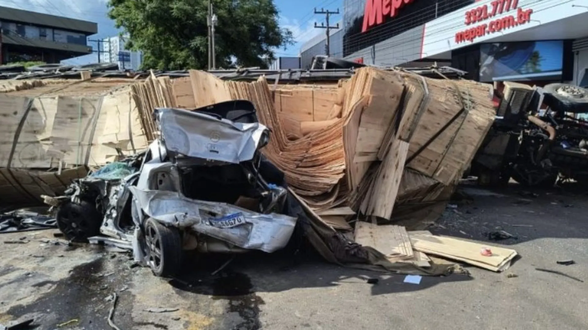 Caminhão desgovernado atinge oito veículos em avenida de SC