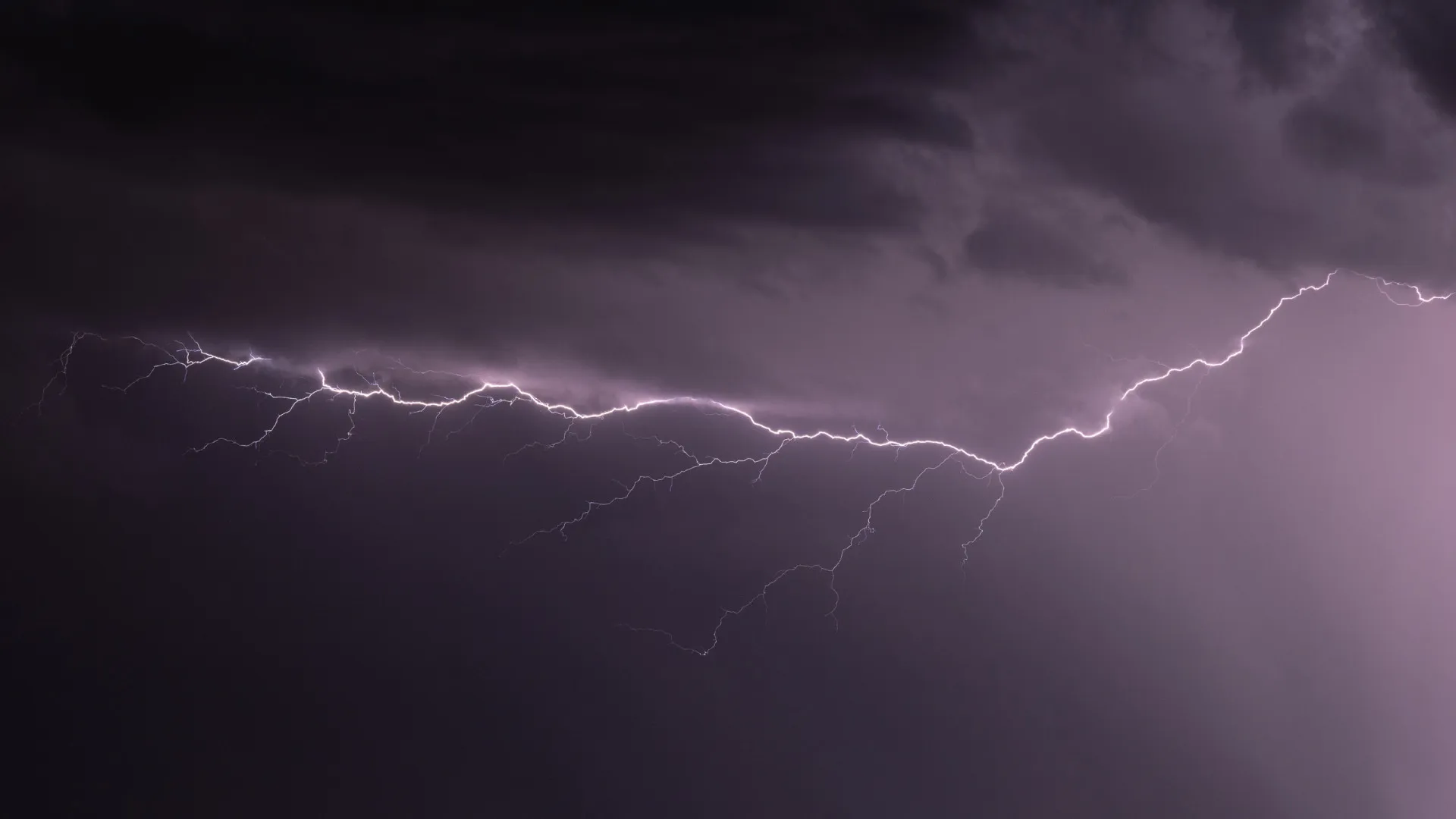 Homem morre após ser atingido por raio em praia do RS