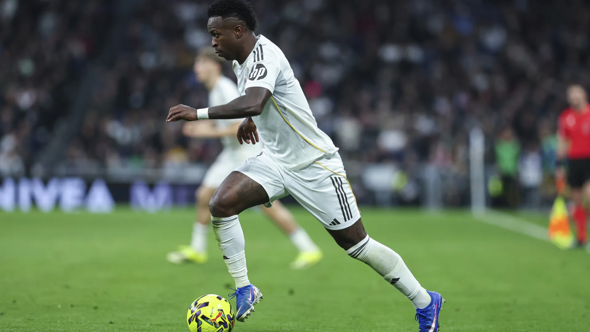 Vini Jr. marca e Mbappé evita empate do Real Madrid com o ameaçado Rayo nos acréscimos