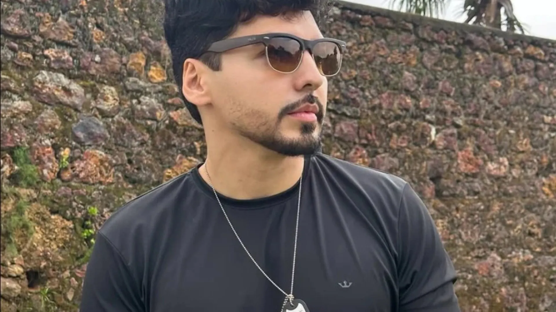 Após condenação de cantor por estupro, filha posta: ‘Enterro meu genitor’