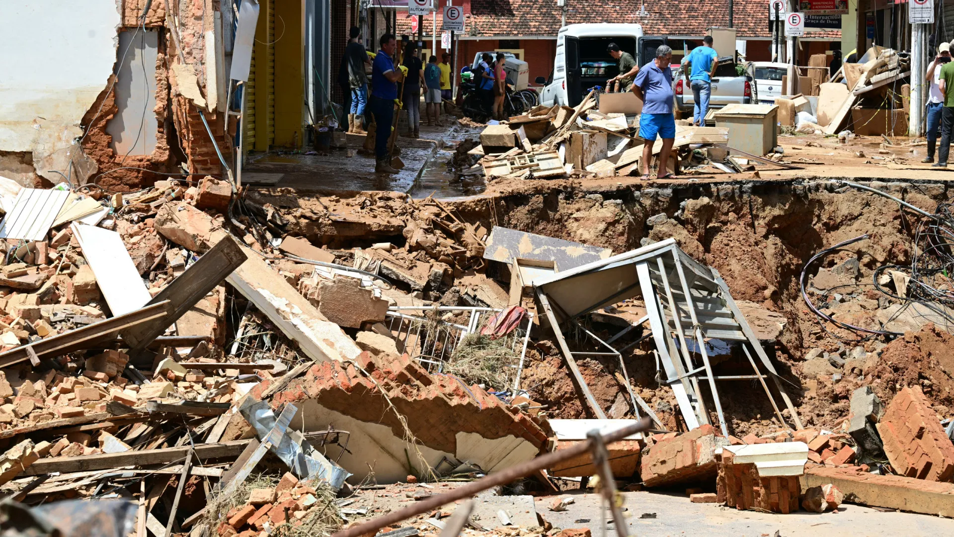 Chega a 64 o número de mortos após chuvas na zona da mata, em Mina Gerais
