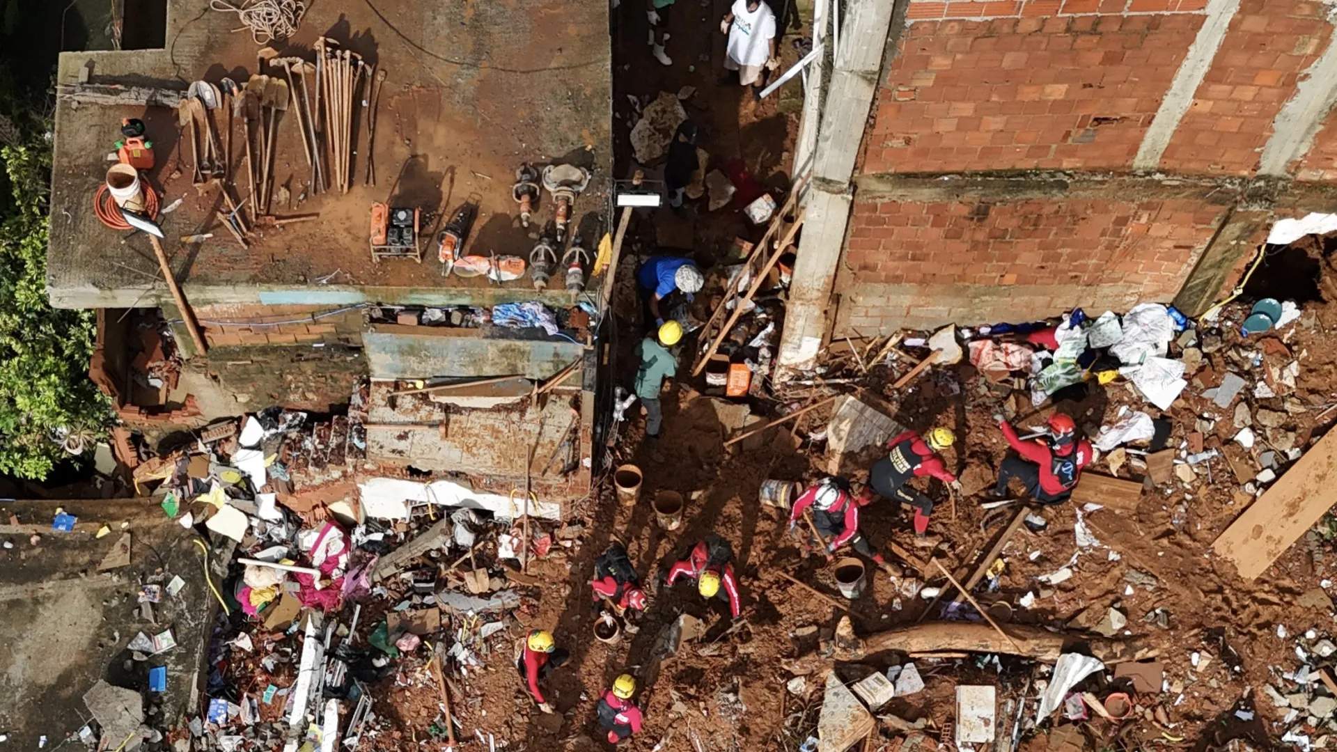 Chega a 68 o número de mortos após chuvas na zona da mata, em Minas Gerais