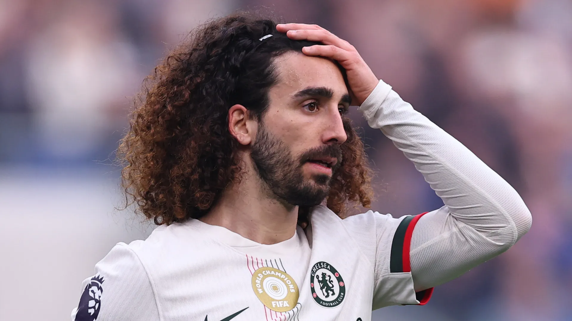 Cucurella se volta contra o Chelsea: “Eu não teria demitido Maresca”