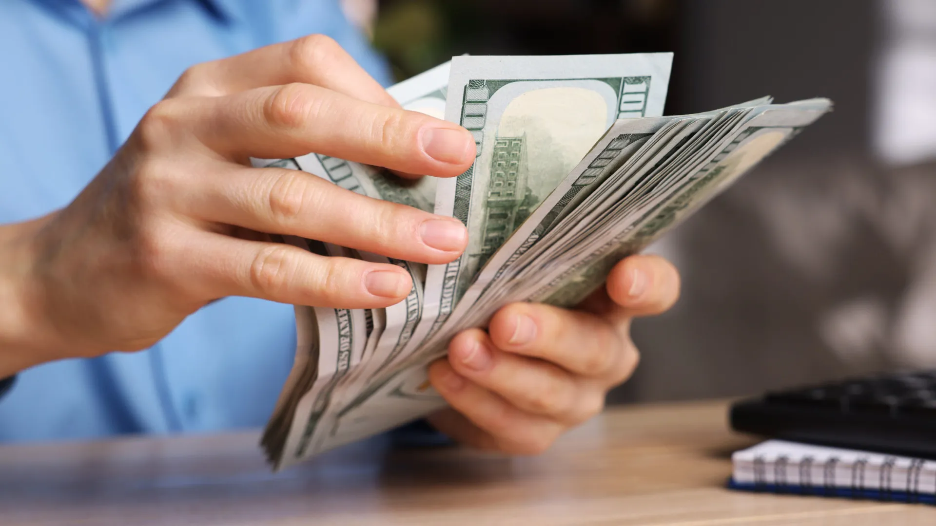 Dólar cai para R$ 5,15, menor valor em dois anos, com tarifas dos EUA em foco; Bolsa renova recorde