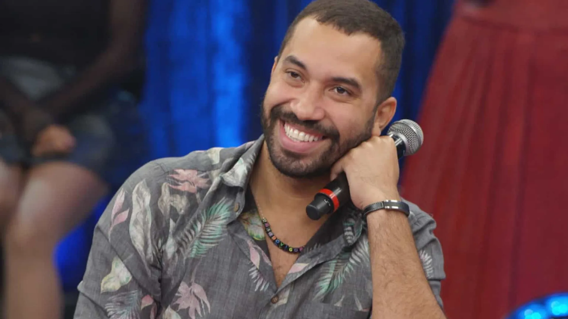 Gil do Vigor rebate Leonela Borges após ser chamado de gay caricata nas redes