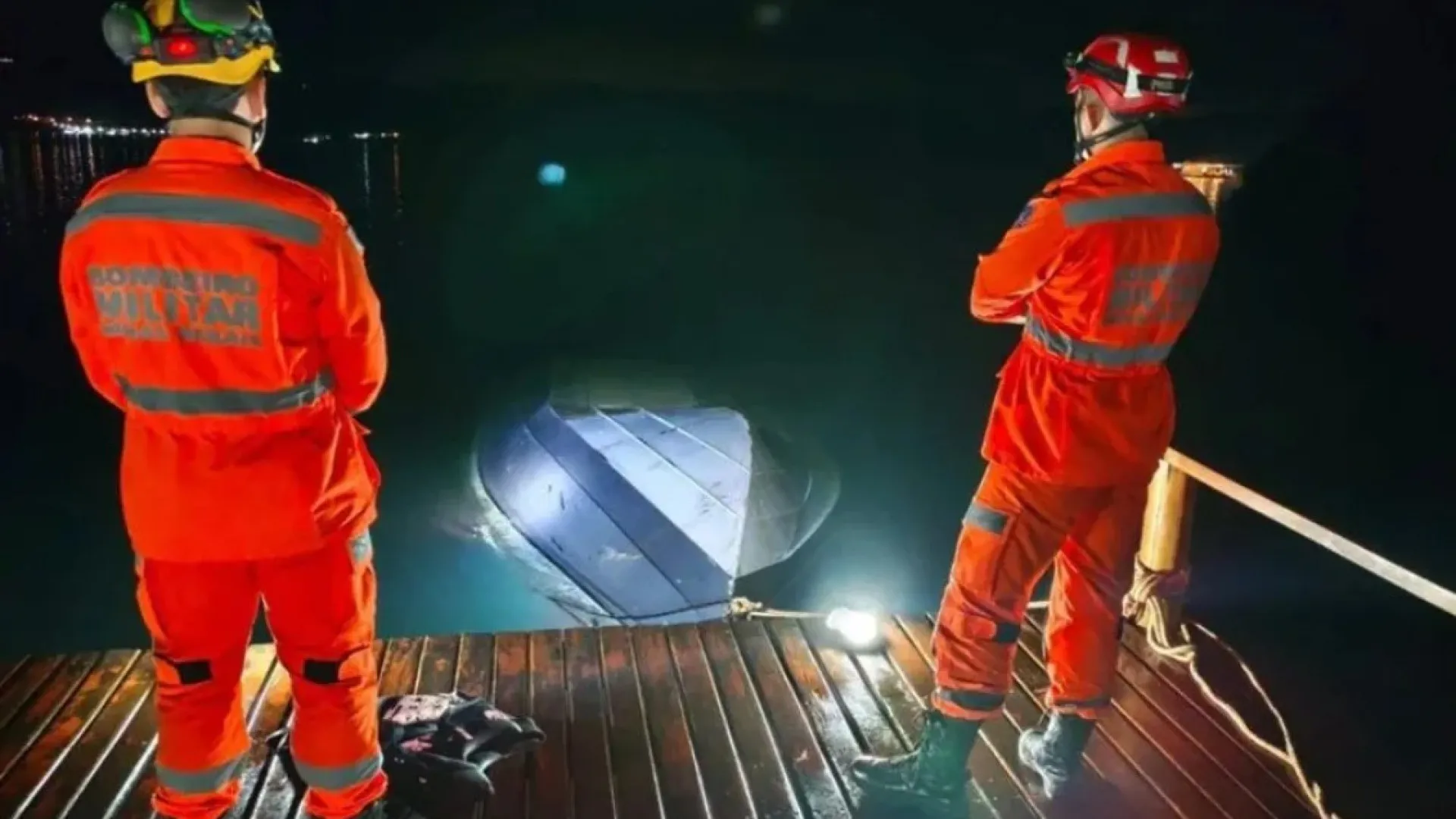 Lancha colide com píer e seis pessoas morrem na divisa entre SP e MG