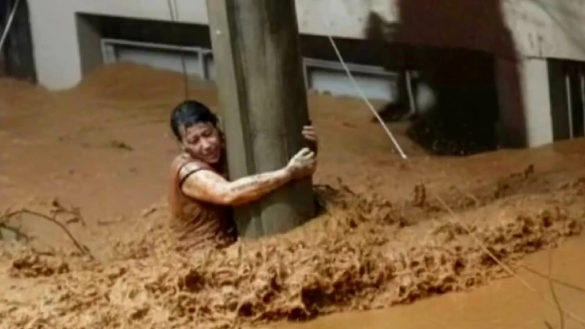 Mulher se emociona após sobreviver em MG agarrada a poste; vídeo