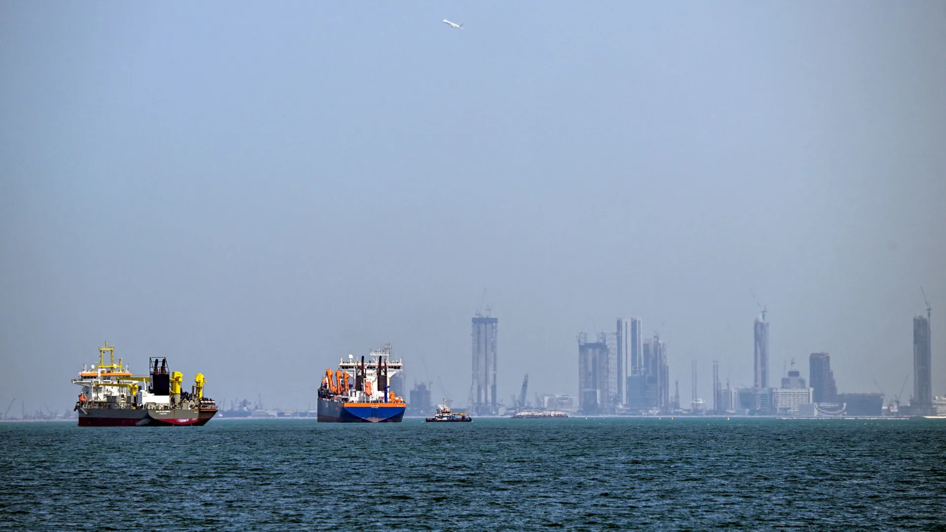 Países recusam ajuda a Trump no estreito de Hormuz, e Irã ataca oleoduto