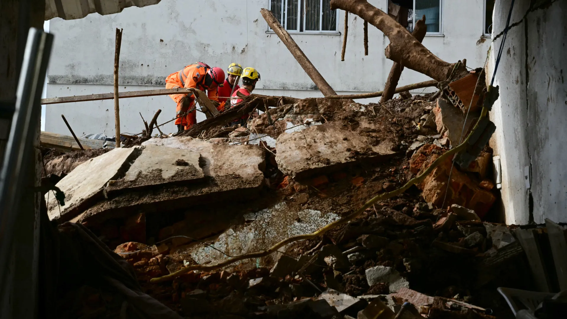 Porteirinha (MG) retira moradores de casa após risco de rompimento de barragem de captação de água