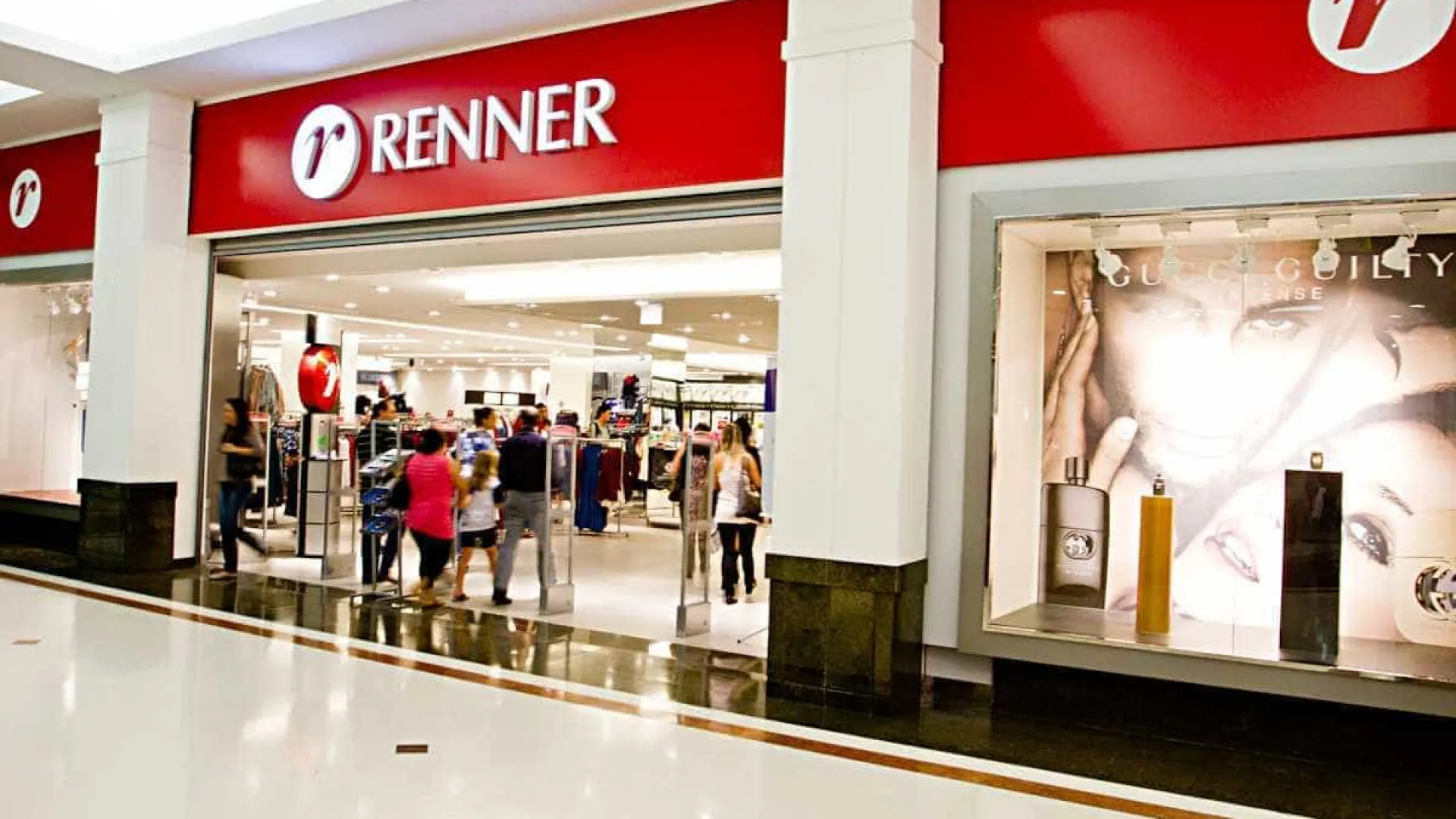 Renner recolhe blusa ‘regret nothing’, usada por réu de estupro ao se entregar à polícia