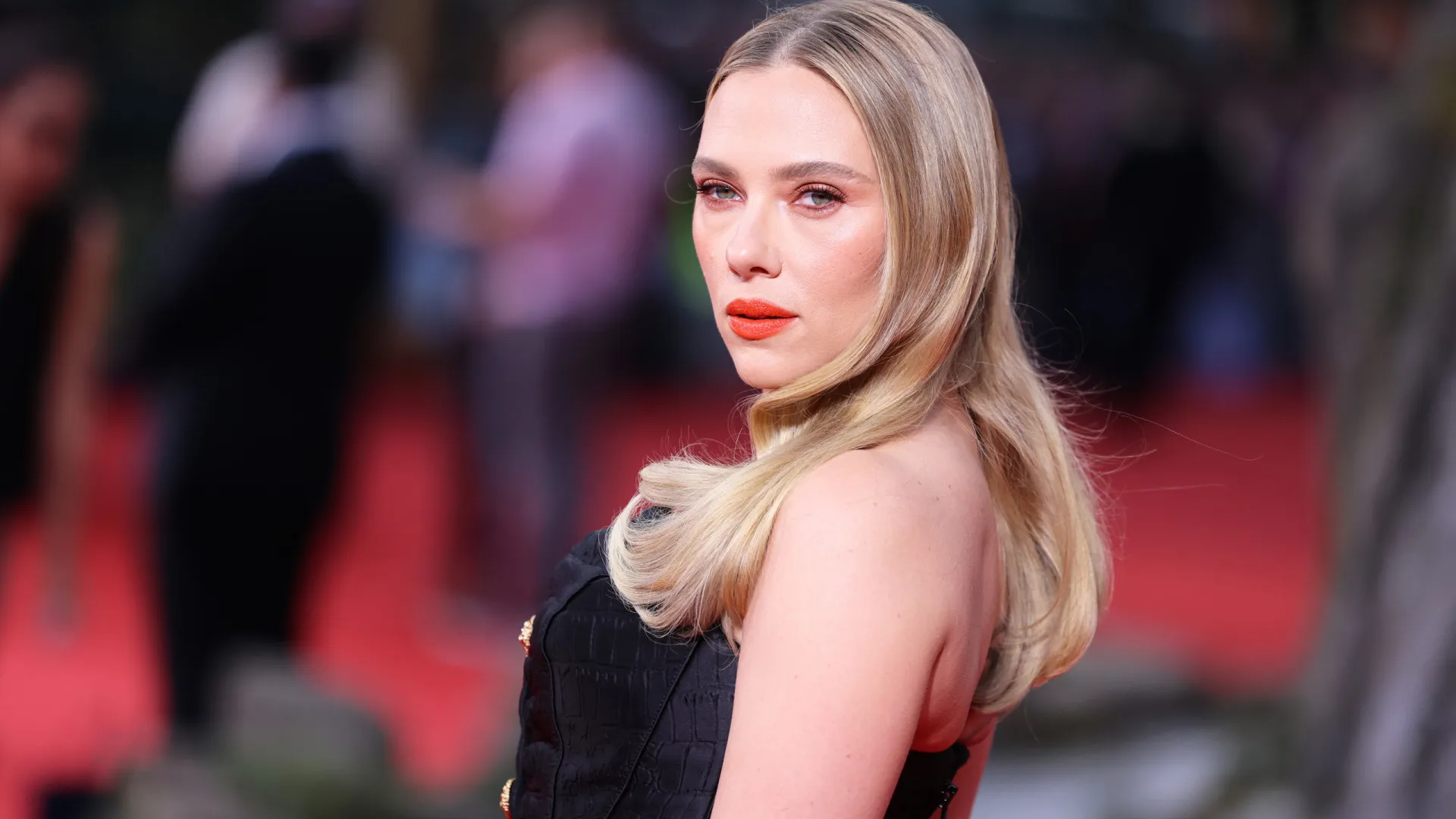 Scarlett Johansson lança filme e diz que enfim se sente confortável para ser diretora