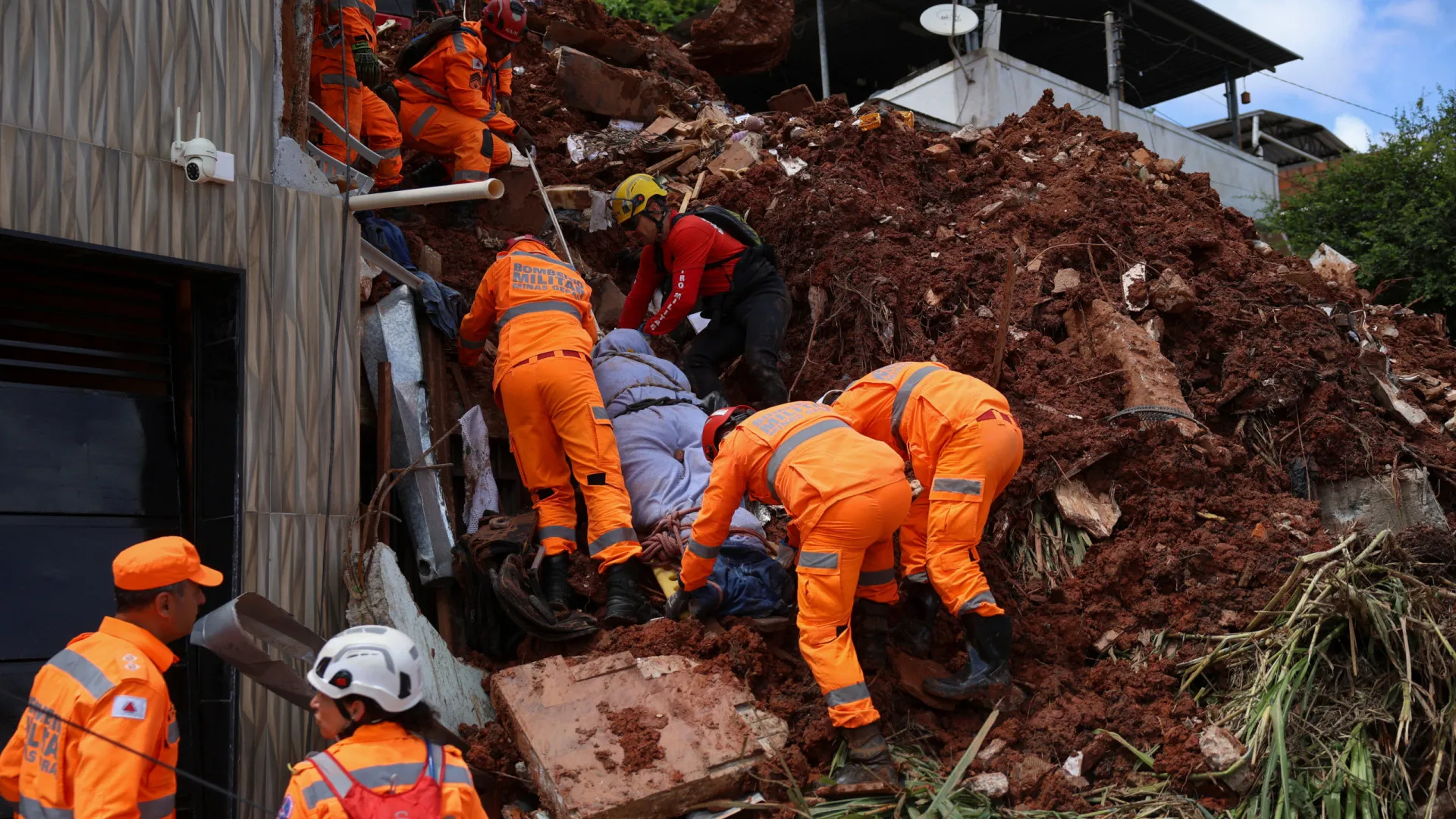Sobe para 47 o número de mortos por temporais na zona da mata, em MG