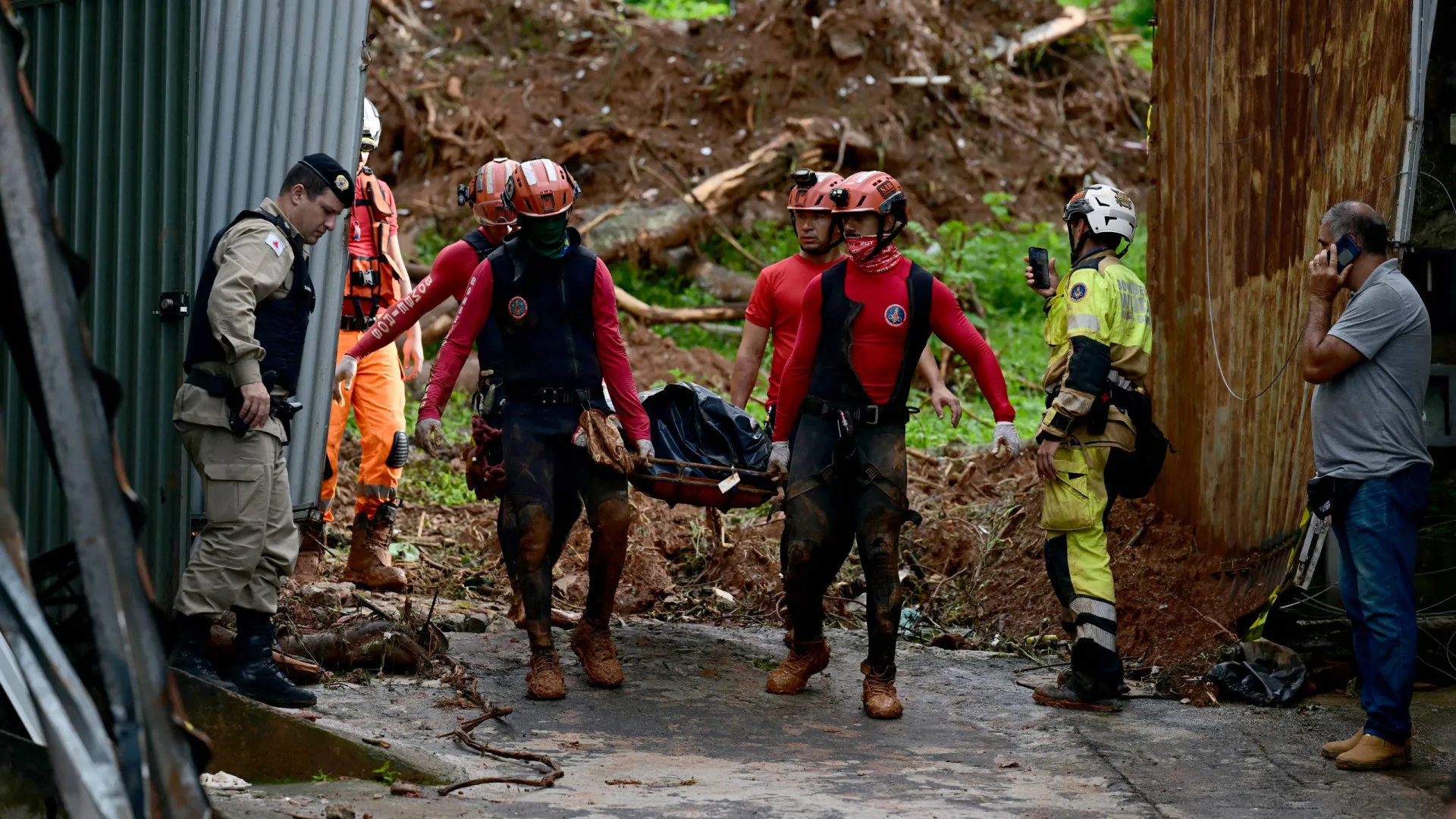 Sobe para 58 o número de mortos por temporais na zona da mata, em Minas Gerais