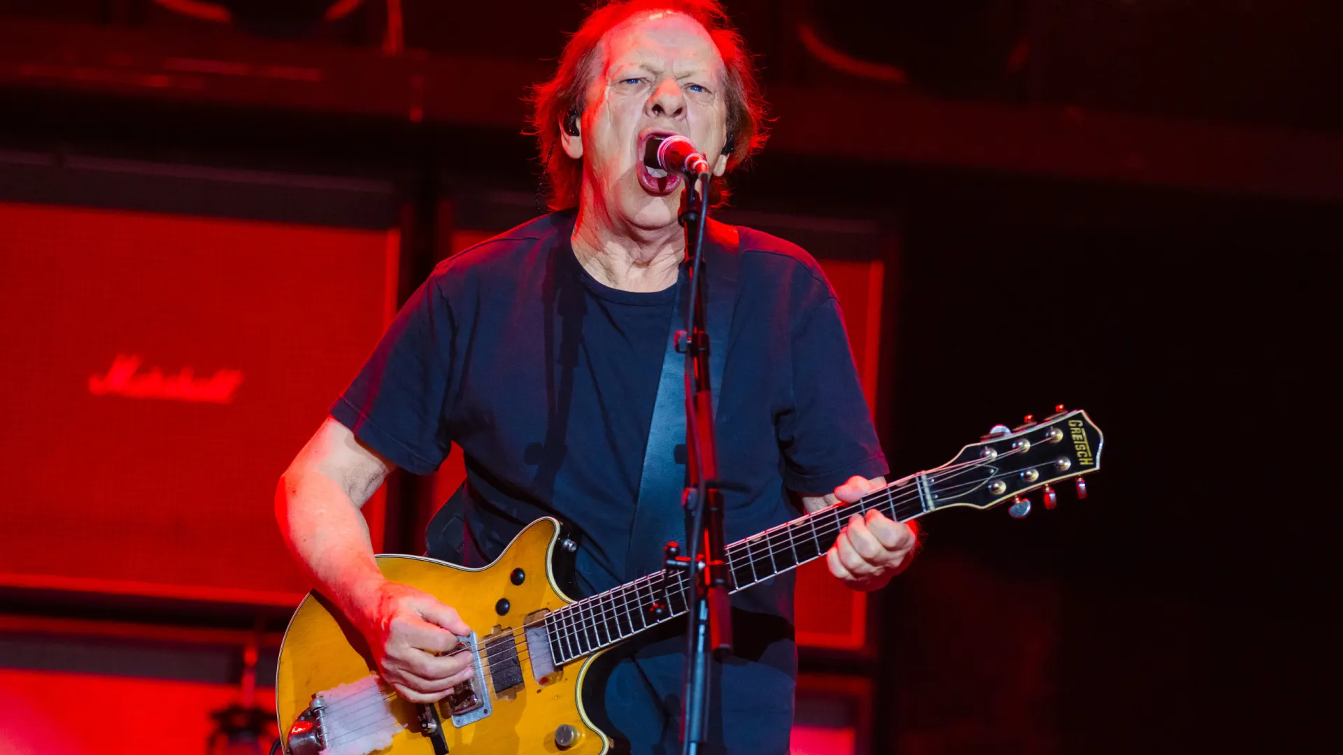 Stevie Young, guitarrista da banda AC/DC, é internado na capital da Argentina