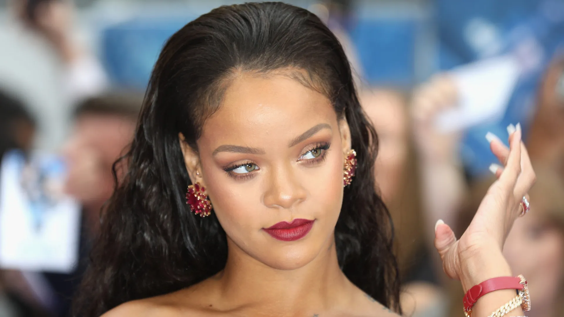 Suspeita de atirar na casa de Rihanna diz que é inocente e pede redução da fiança