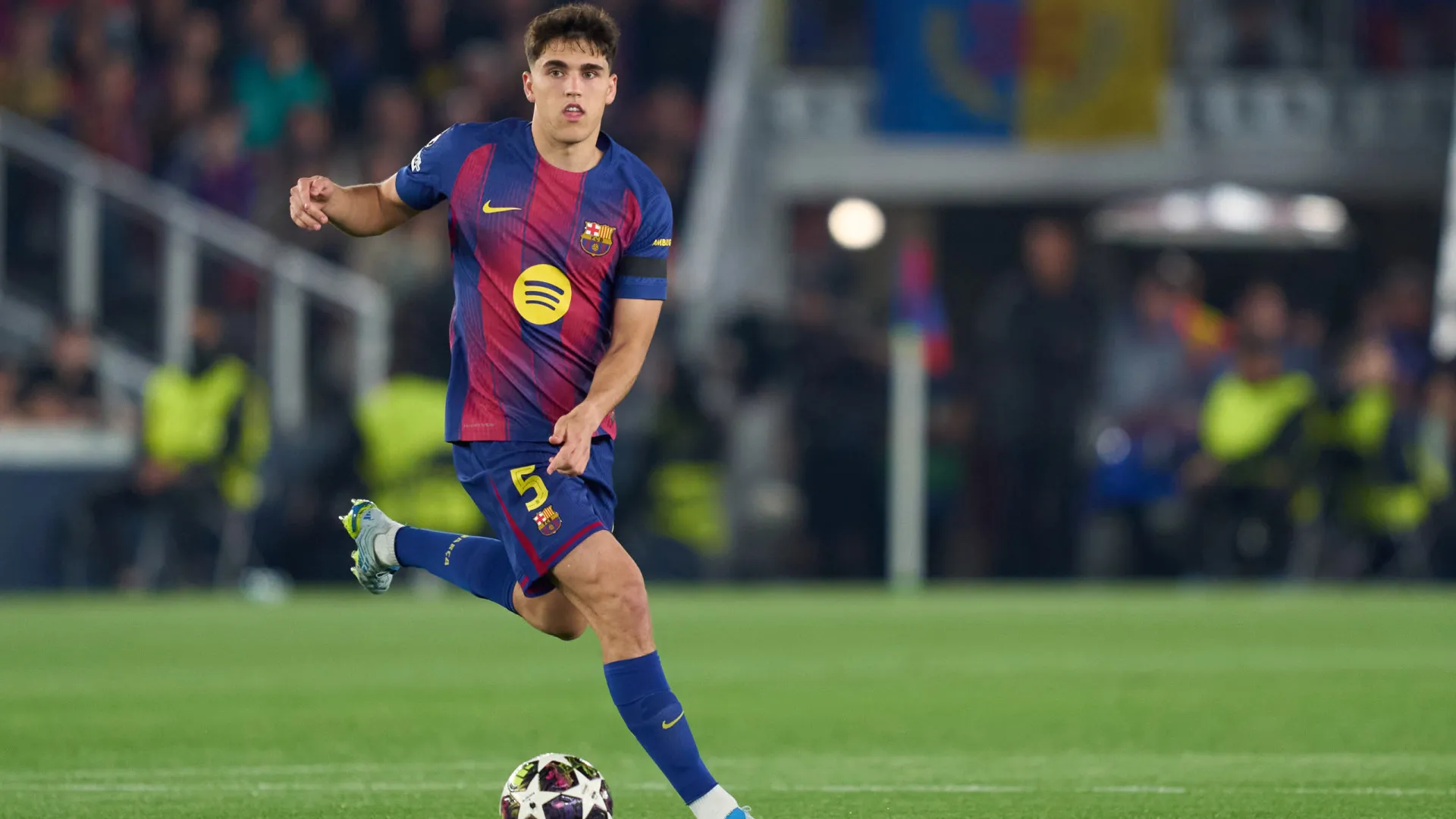 Barcelona tem zagueiro expulso e vê Atlético abrir vantagem na Champions