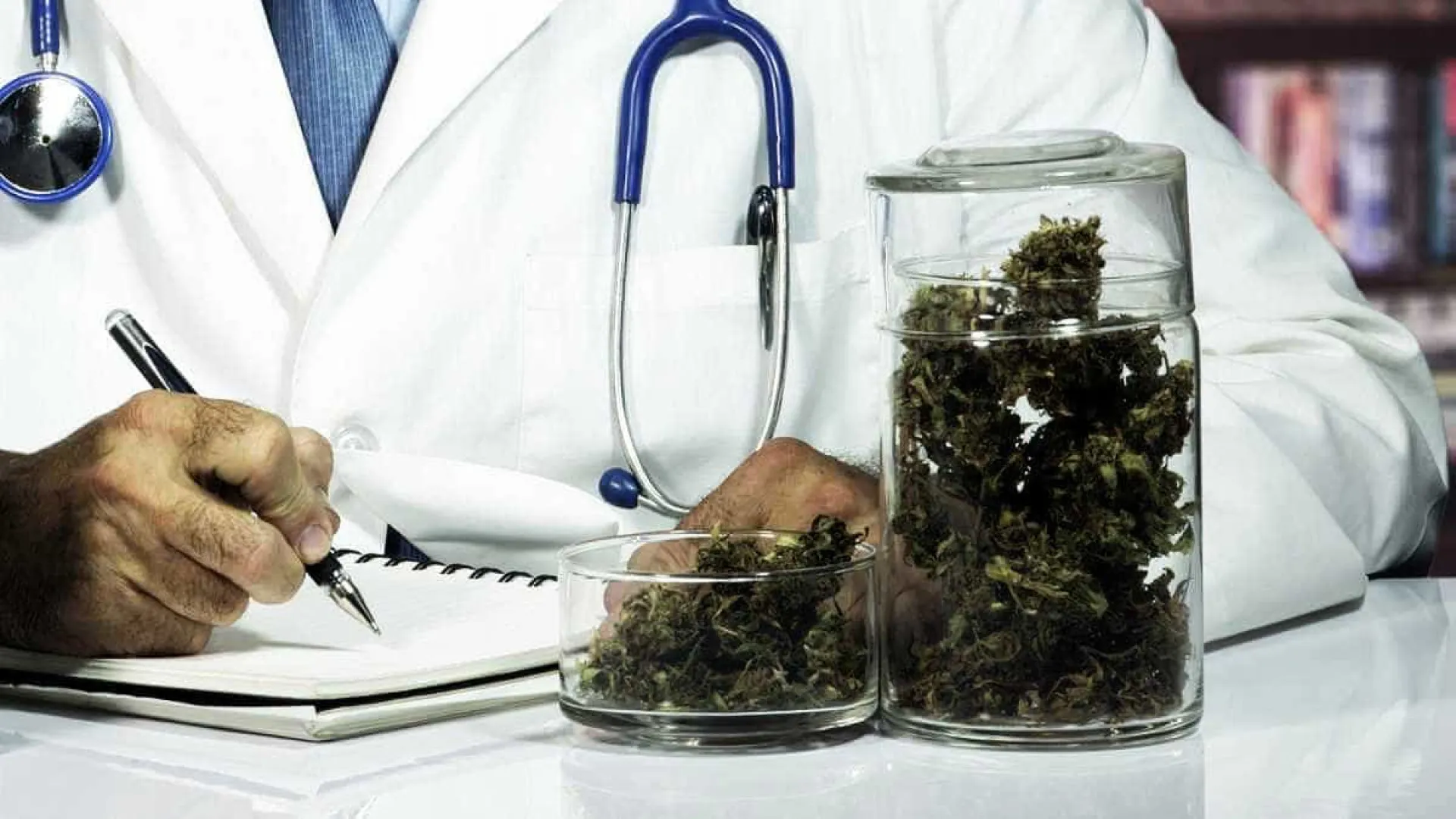 Canabidiol mostra potencial para reverter danos do Alzheimer em estudo experimental