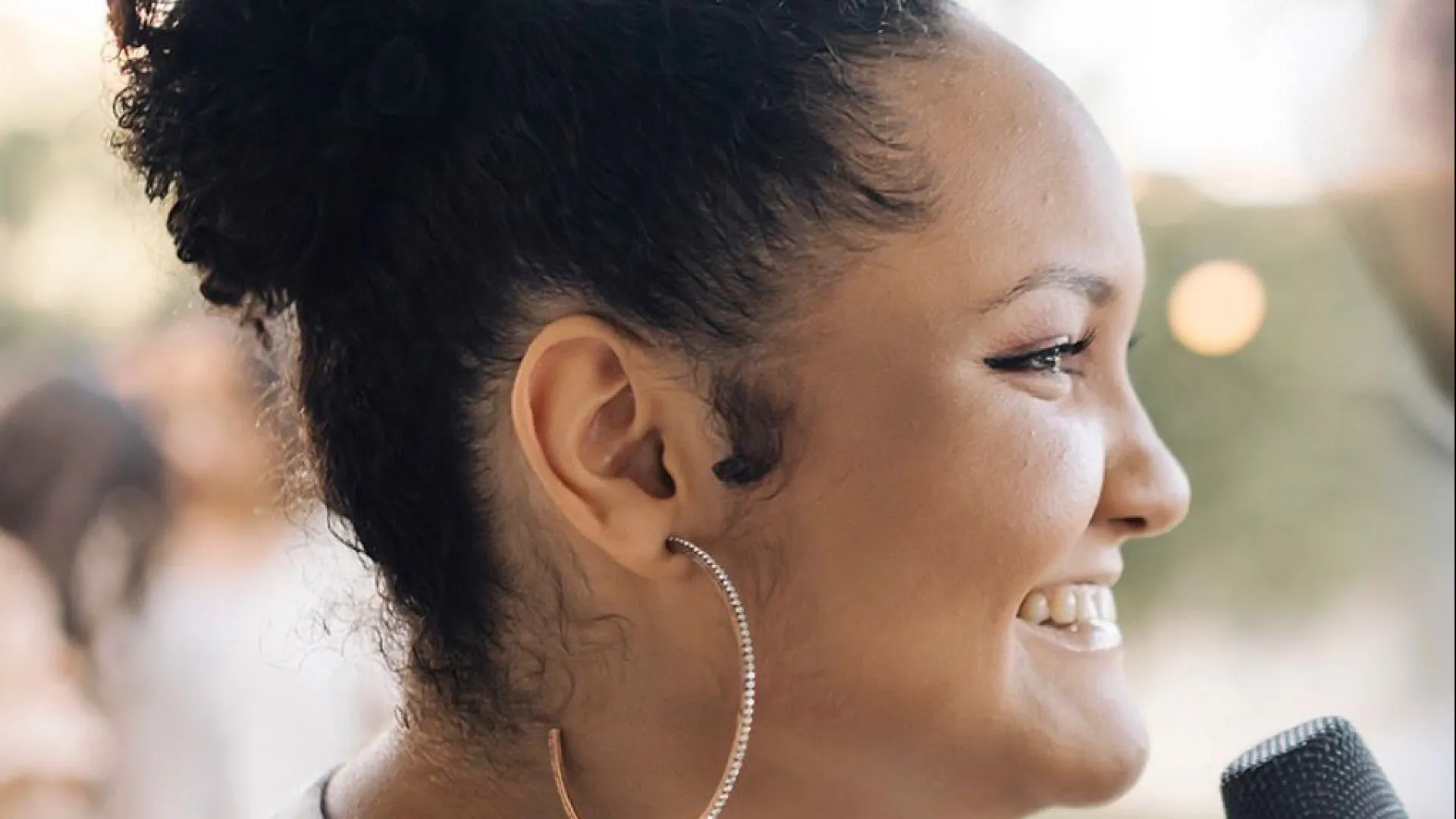 Cantora gospel de 21 anos morre após acidente em brinquedo de parque