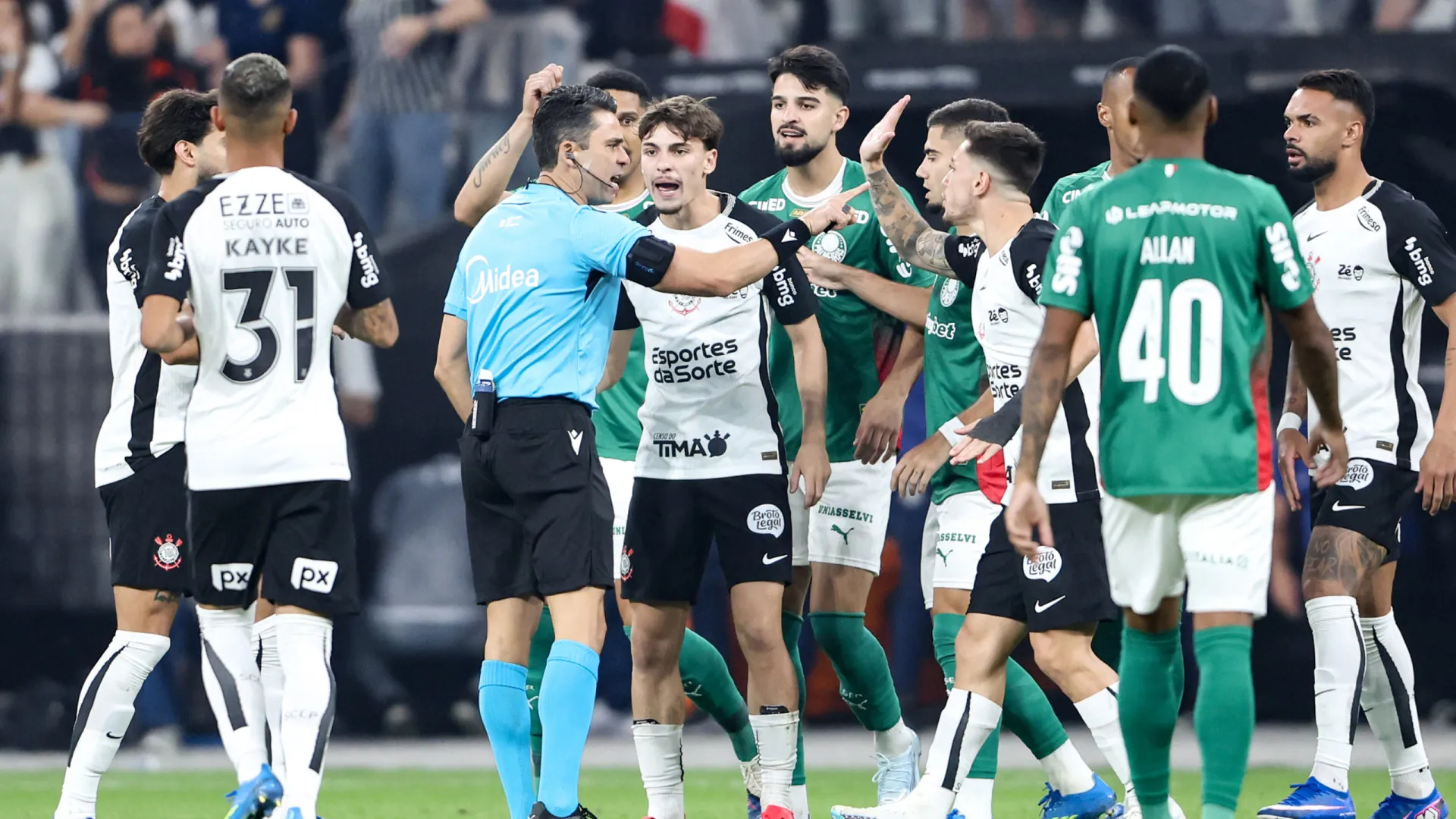 Corinthians e Palmeiras empatam com confusão dentro e fora do gramado