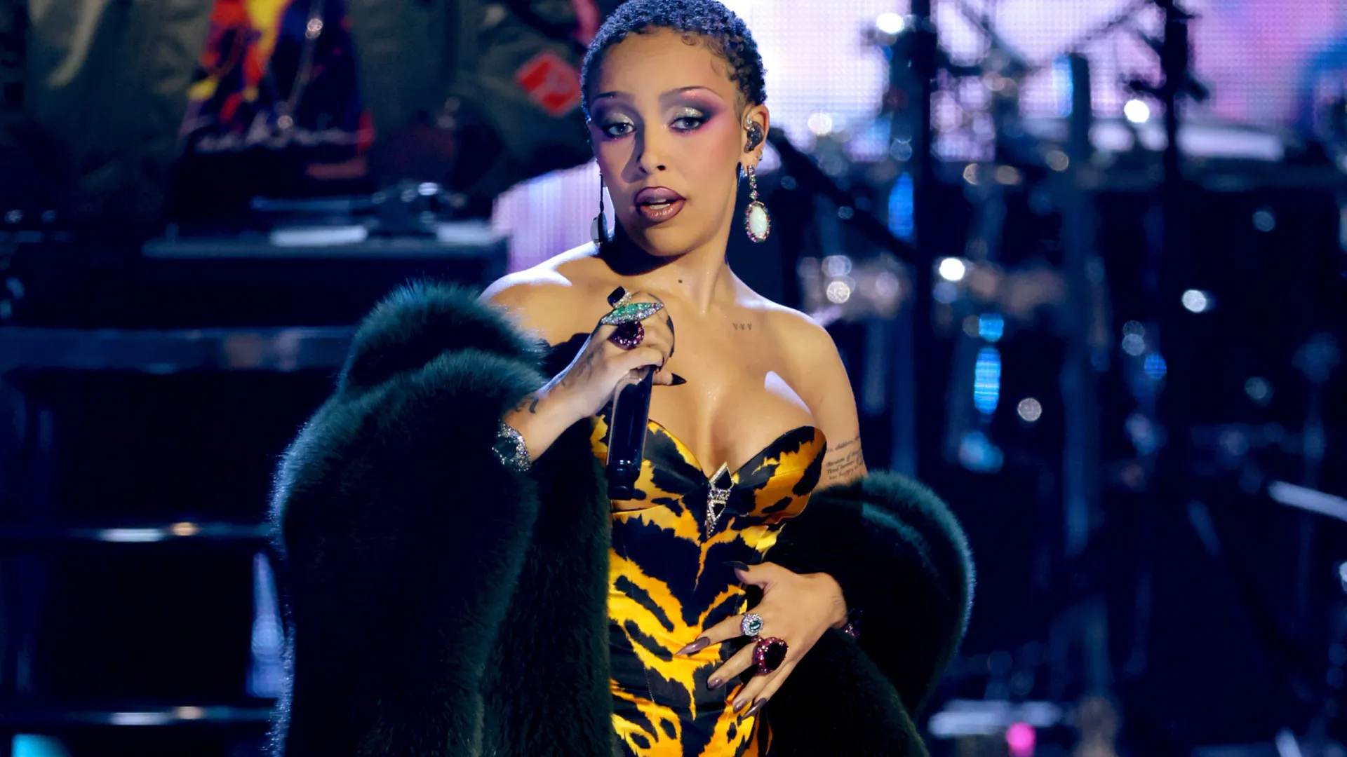 Doja Cat canta sobre sexo e paixão em show provocativo em São Paulo