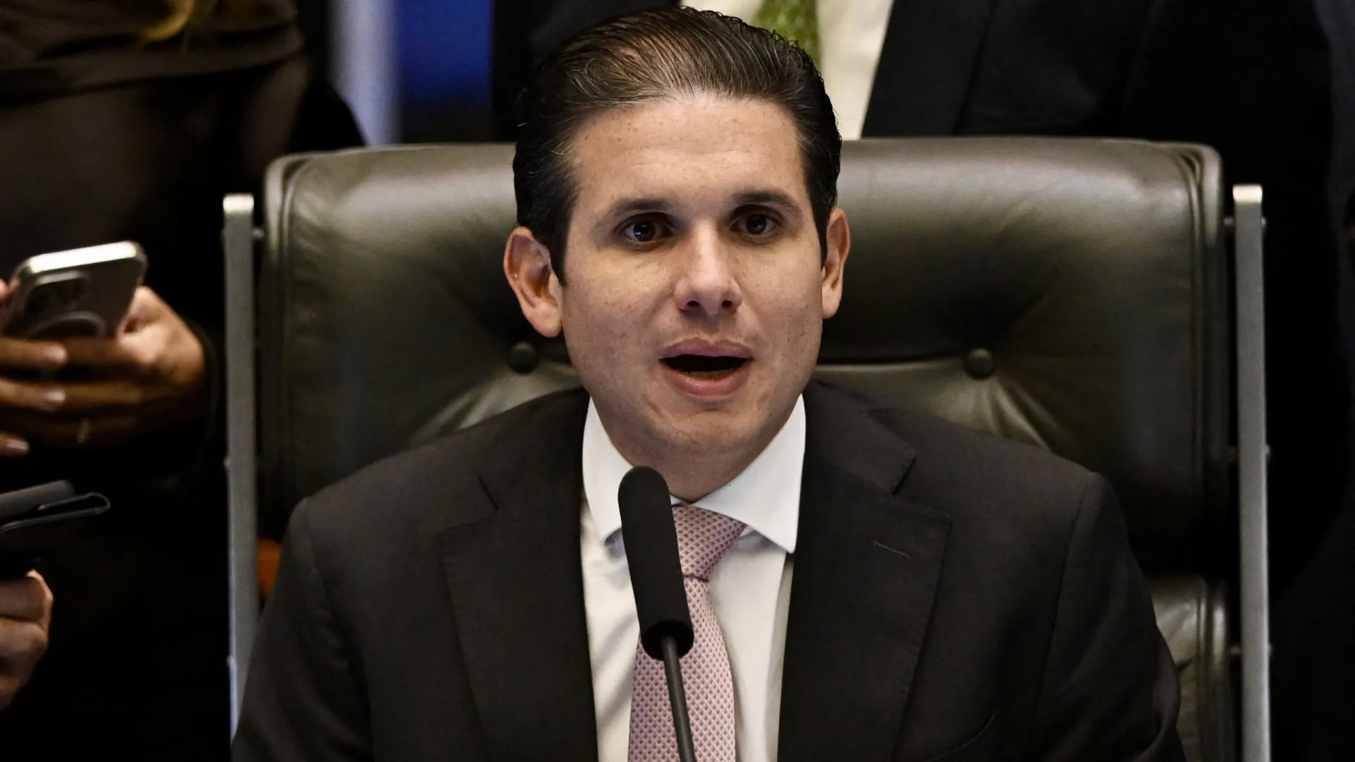 Motta insiste em PEC para fim da escala 6×1, mas Lula mandará projeto mesmo assim