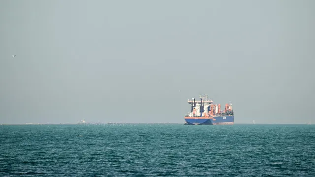 Navio chinês dá meia-volta após sair de Hormuz; Irã diz ter furado bloqueio