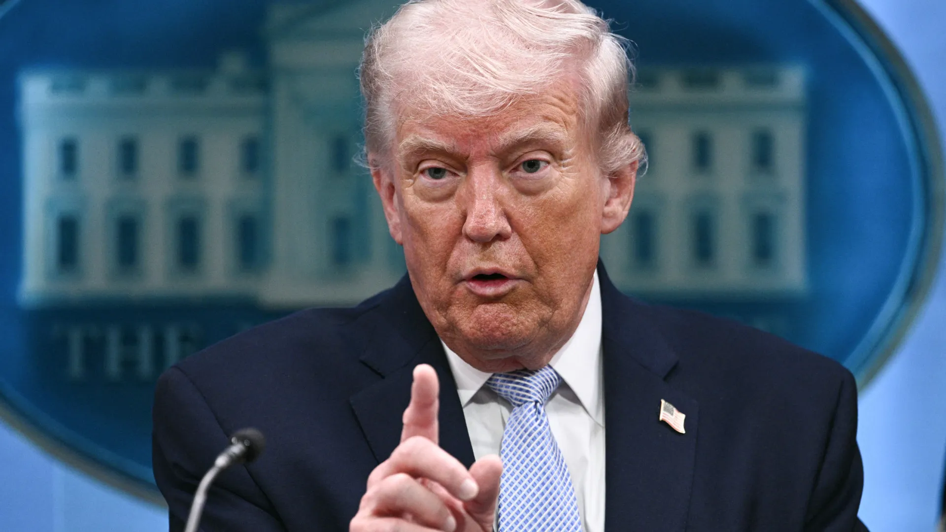 Trump diz que vai bloquear estreito de Hormuz e acusa Irã de ‘extorsão global’