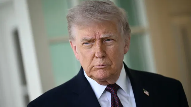 Trump manda agências se prepararem para reclassificar maconha, diz site