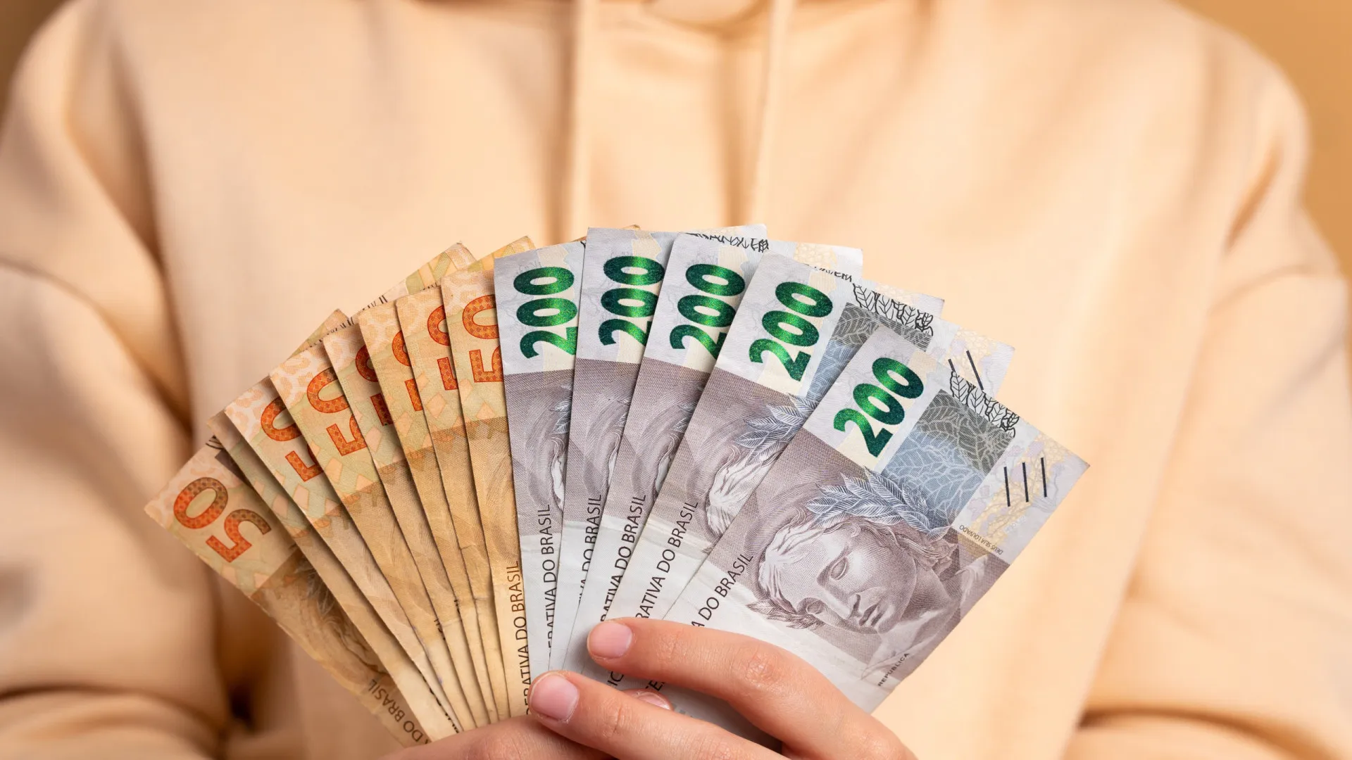 Veja como sacar dinheiro esquecido e quem pode receber mais de R$1 mil