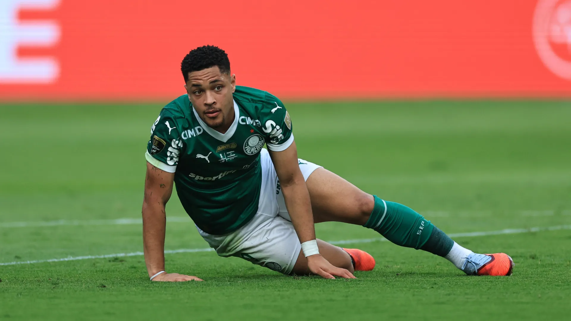 Vitor Roque treina separado e corre para se recuperar a tempo da final