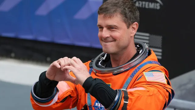 Conheça o astronauta da Artemis II que cria as filhas sozinho: ‘elas são tudo para mim’
