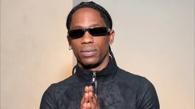 Travis Scott torce pelo Brasil durante jogo de estreia e ganha camisa autografada de Vini Jr.