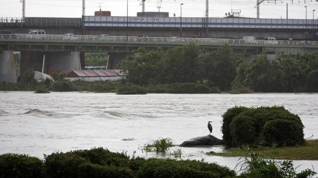 Tufão Jangmi deixa feridos, corta energia e cancela 600 voos no Japão