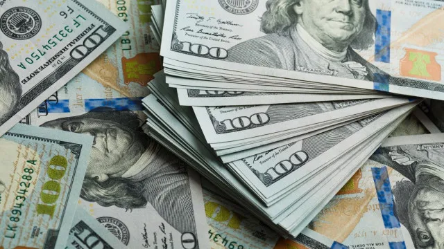 Dólar recua e Bolsa tem forte queda com investidores à espera de novos dados econômicos