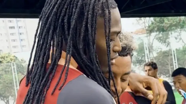 Em ‘guerra’ com o AC Milan, Rafael Leão treina com o Corinthians
