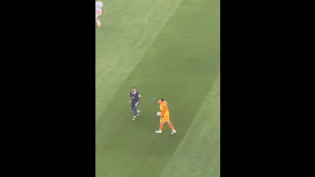 Goleiro do Paraguai foi ignorado por Mbappé e reação viraliza; veja