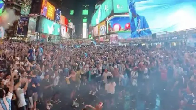 Torcedores da Argentina causam ‘loucura’ na Times Square noite adentro