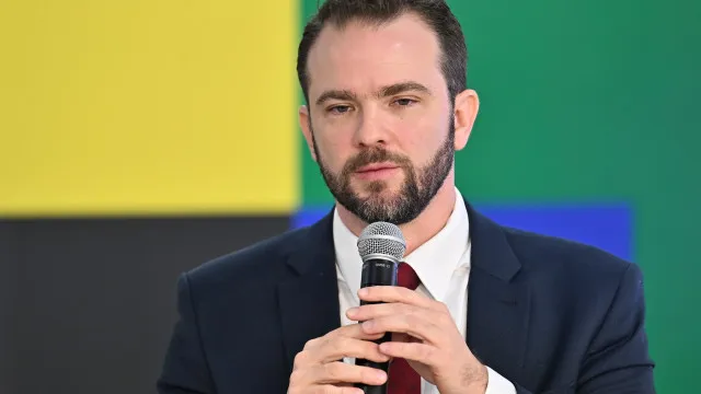 Juros do cartão de crédito e escala 6×1 serão foco do próximo governo, diz Durigan