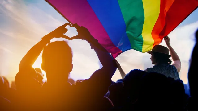 Homens gays que se consideram afeminados expõem rejeição em aplicativos de namoro