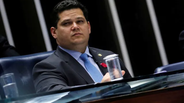 Alcolumbre está ‘determinado’ e PEC da 6×1 será votada antes do 2º turno, diz ministro