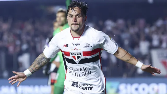 Artur desencanta, São Paulo vence Vasco e sonha com Libertadores