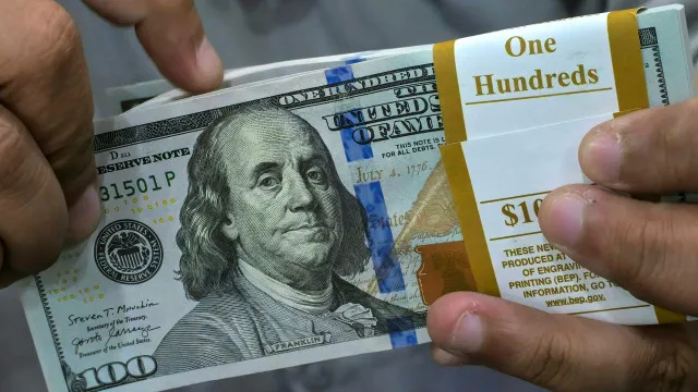 Dólar sobe com empate entre Flávio e Lula; Bolsa cai com avanço do fim da escala 6×1