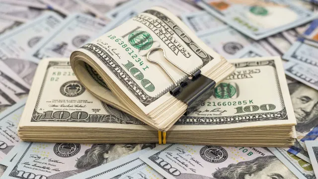 Dólar sobe e Bolsa cai com investidores repercutindo nova pesquisa eleitoral
