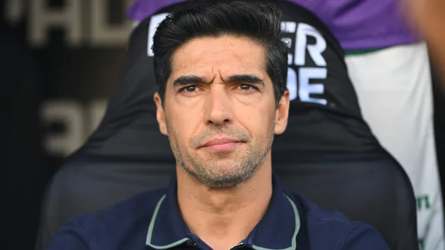 Palmeiras tem meia expulso no 1º tempo, mas bate Athletico e dorme líder